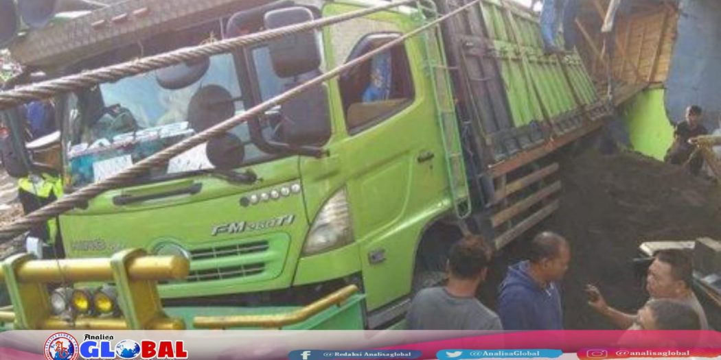 Truk Bermuatan Tepung Menabrak 12 Kendaraan Bermotor Dan Mobil di Cianjur, 6 Orang Dilaporkan Tewas