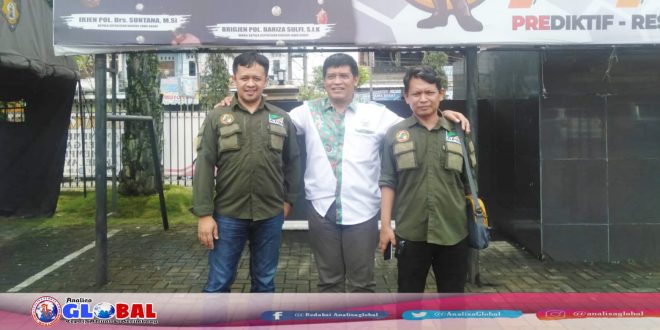 Ketua DPC APRI Tasikmalaya Hendra Cahyadi (Kiri) Ketua DPP APRI Ir. Gatot Sugiharto (Tengah) Sekretaris DPC APRI Tasikmalaya Cucu Sugiat (Kanan), usai melaksanakan silaturahmi dari Polres Tasikmalaya Kota. Senin (24/10/2022). AD/analisaglobal.com