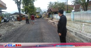 Romi Gardara, ST saat meninjau pekerjaan peningkatan ruas jalan Pagendingan - Cisayong. Selasa (13/12/2022) AD/analisaglobal.com