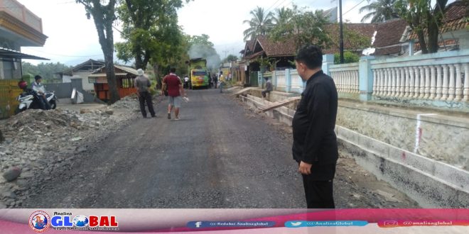 Romi Gardara, ST saat meninjau pekerjaan peningkatan ruas jalan Pagendingan - Cisayong. Selasa (13/12/2022) AD/analisaglobal.com